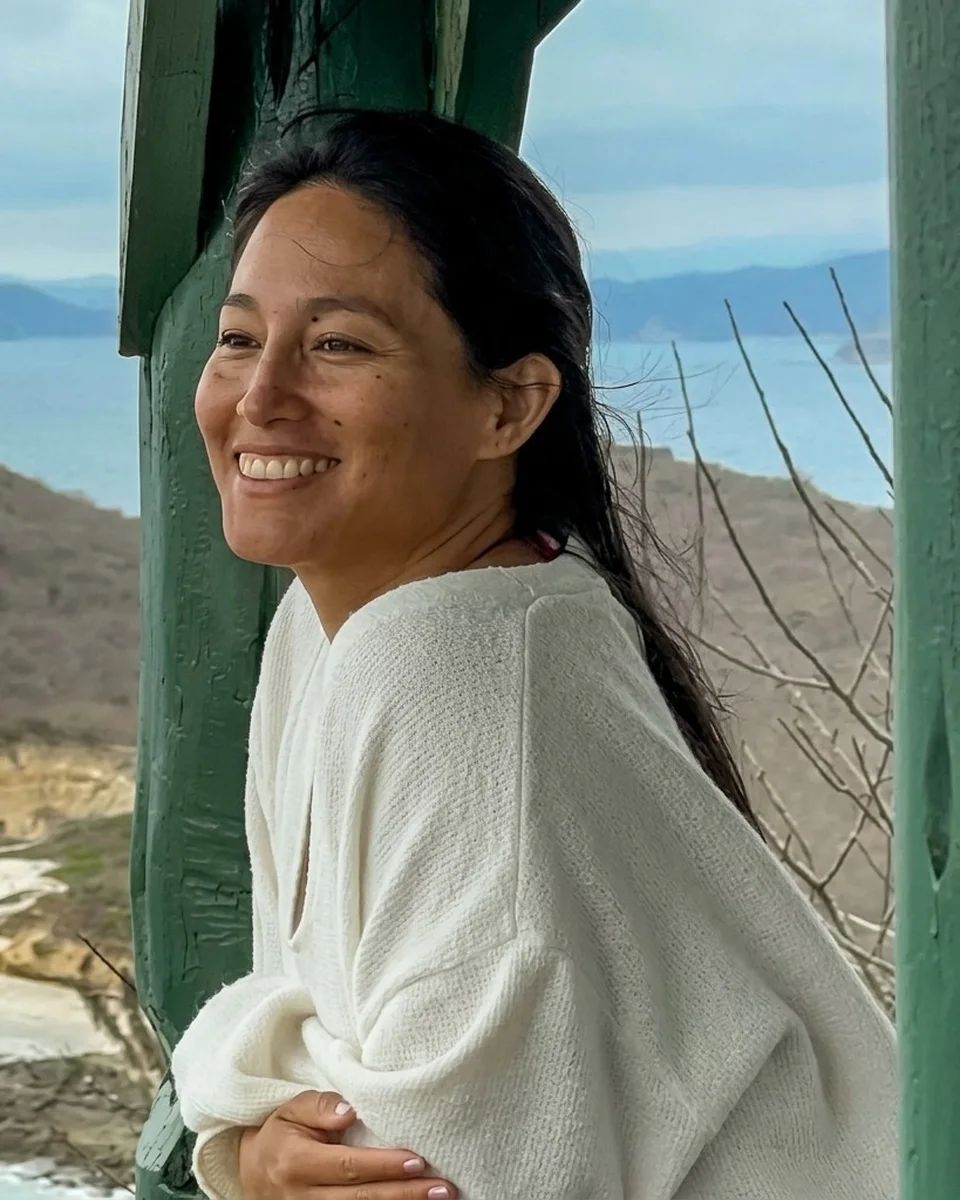 Allyson Alemán, founder of Local Friend Tour, smiling at a lookout over the coast of Manabí