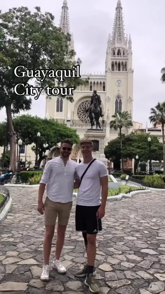 Video cover: two travellers in front of Guayaquil's cathedral, titled Guayaquil City tour