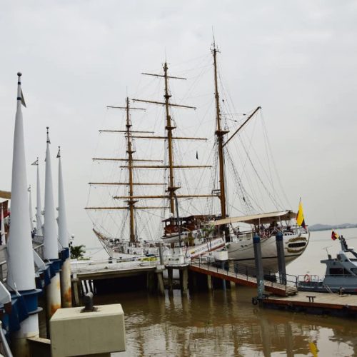 sailing-ship-on-the-pier-nearby-the-malecon-2000-embankment-in-guayaquil (1)